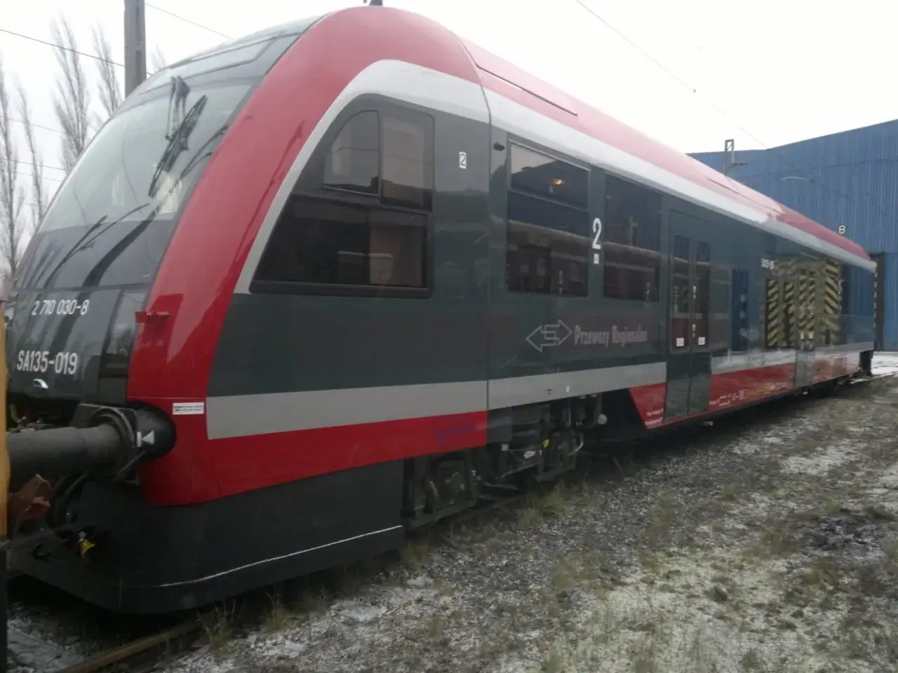 Szynobus SA135-019, który obsługuje trasę Opoczno Tomaszów, stoi na torach.