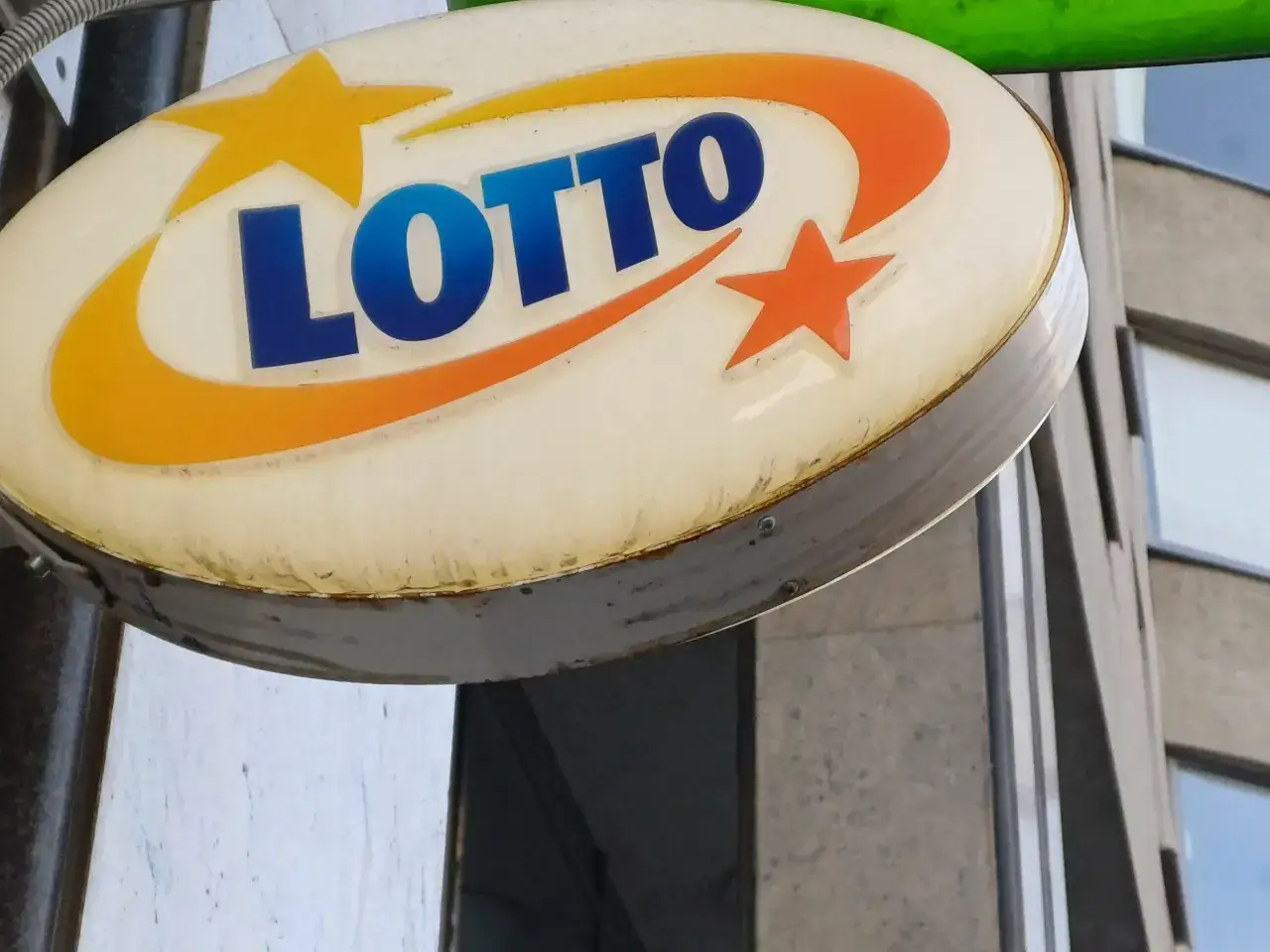 Znak LOTTO z gwiazdkami i łukami, symbolizujący szansę na multipasko wysokie wygrane.
