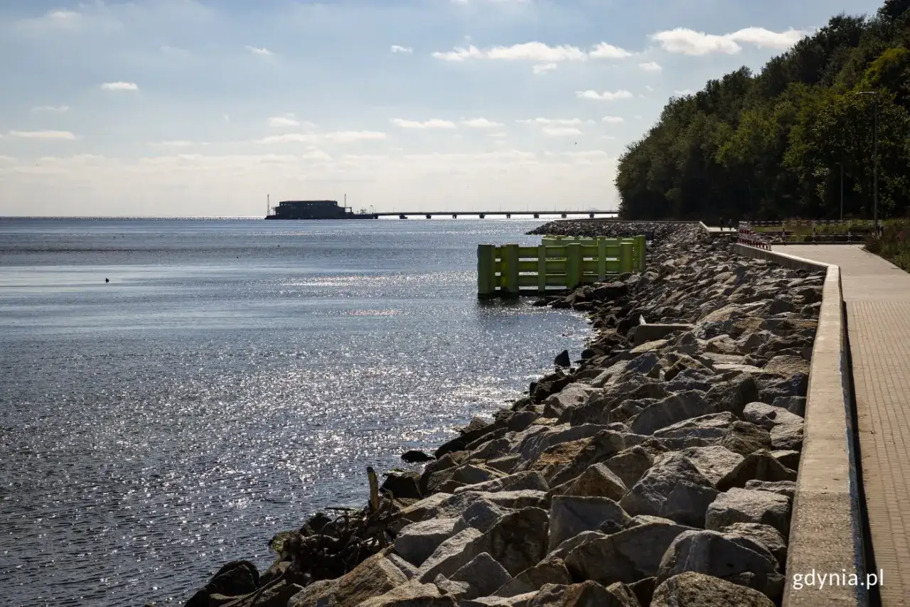 Bulwar Oksywie jak dojechać? Spacer brzegiem morza, kamienista plaża i widok na falochron.