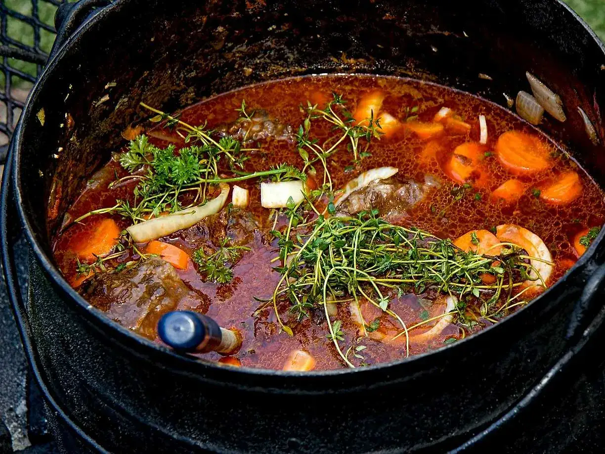 En mustig gryta med k&ouml;tt, mor&ouml;tter och &ouml;rter i en stor gryta, perfekt f&ouml;r en slow cooker.