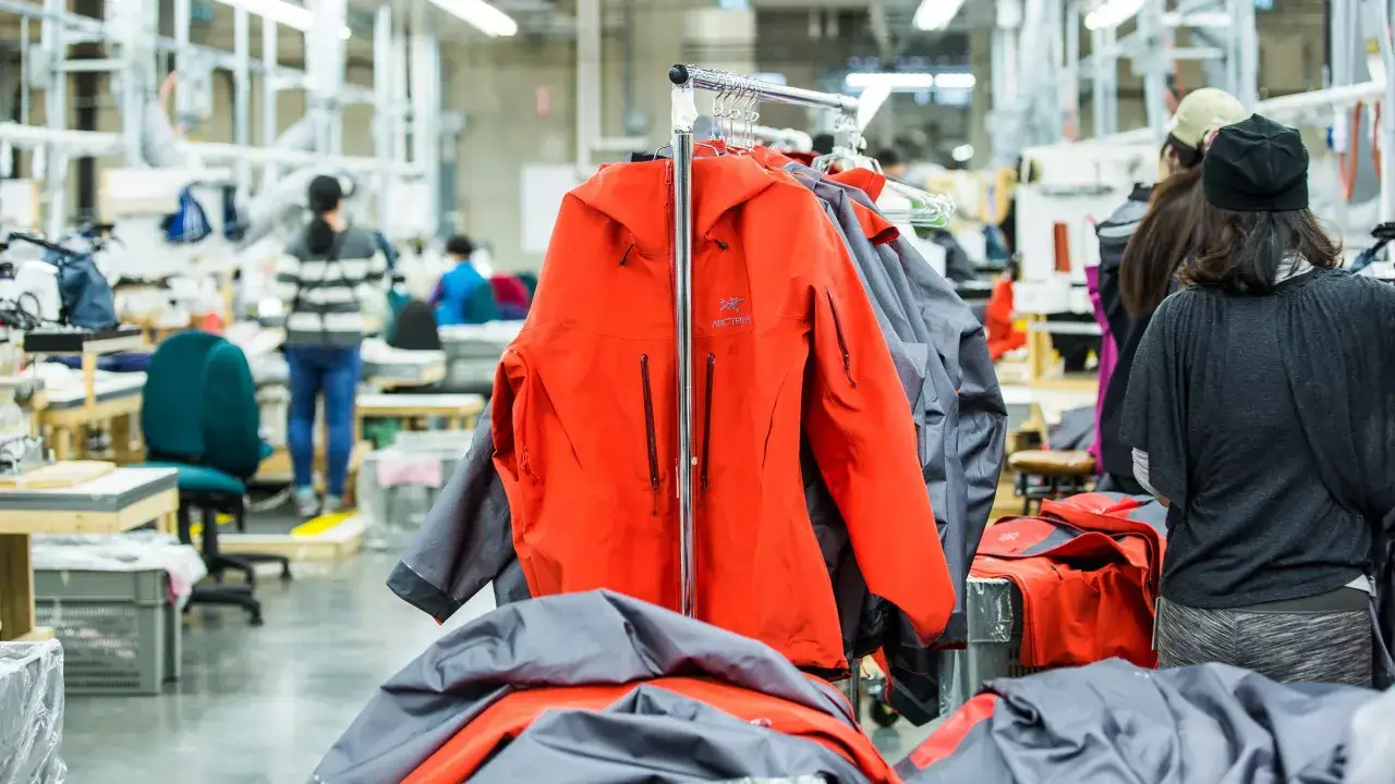 Arcteryx-Jacken h&auml;ngen in einer Fabrik. Die Herkunft der Kleidung wird hier sichtbar, wo sie gefertigt wird.
