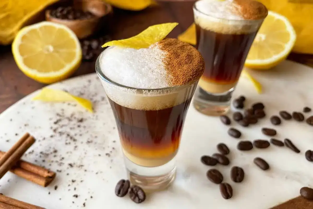 Två kaffeshots med skummad mjölk, kanel och citronskal. En riktig hot shot för kaffeälskare.