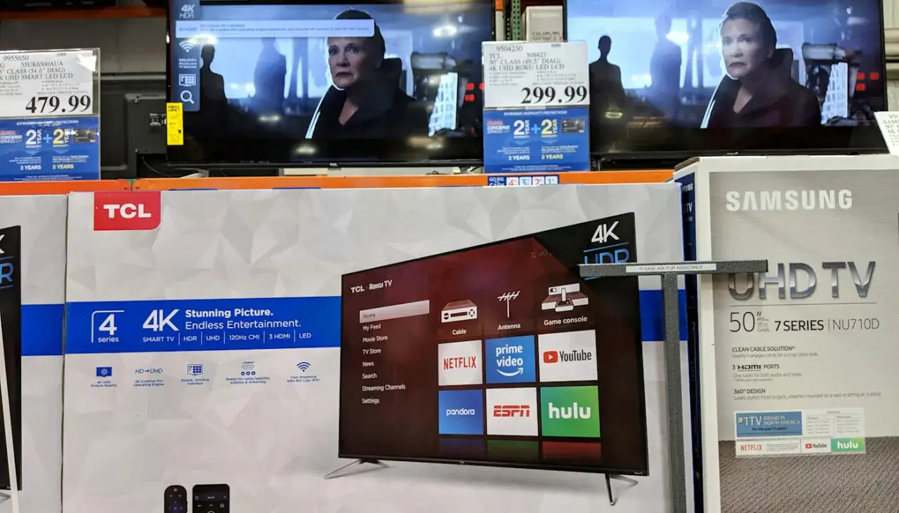 Telewizory TCL i Samsung, w tym marka japońskich telewizorów, prezentowane w sklepie.