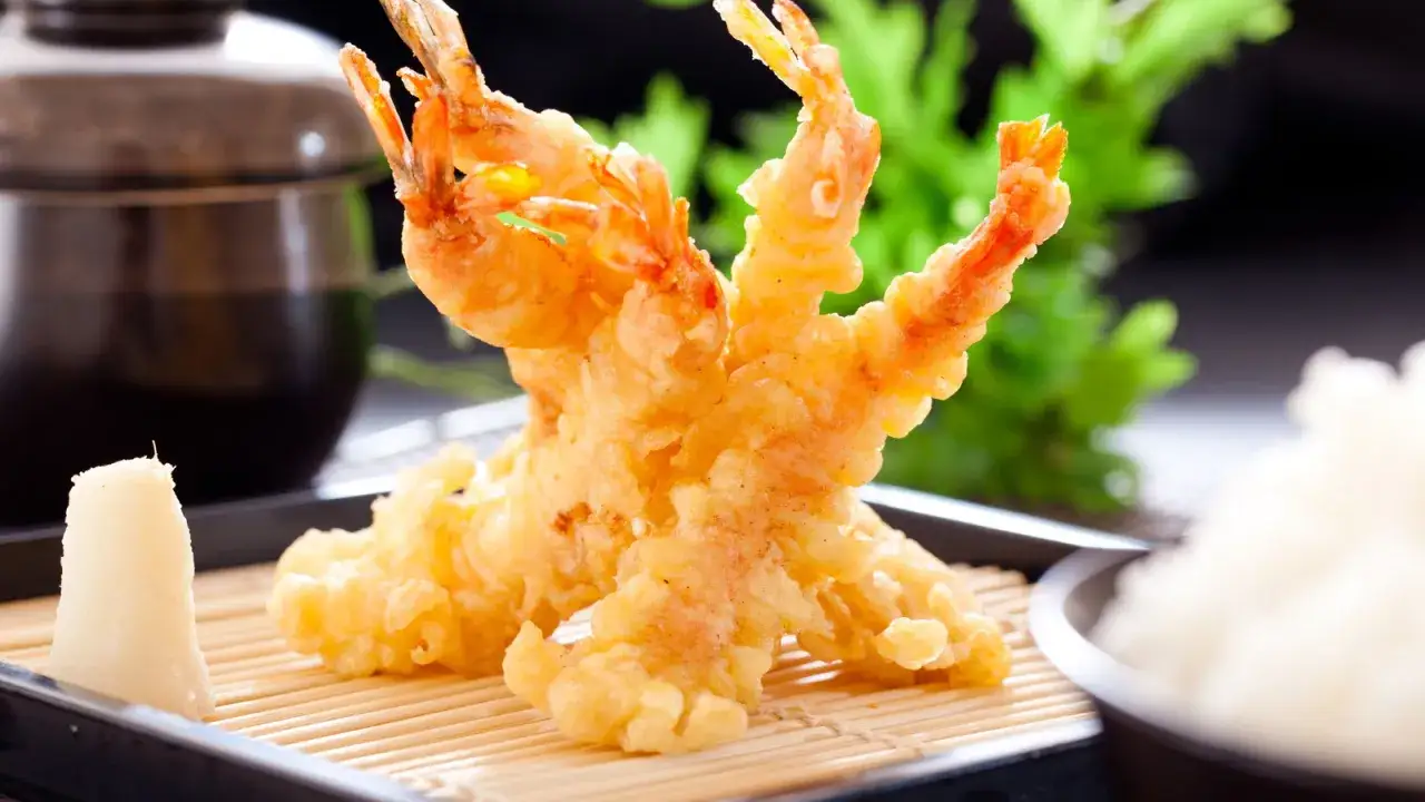 D&eacute;licieux beignets de crevette croustillants, servis avec du riz et une sauce fonc&eacute;e.