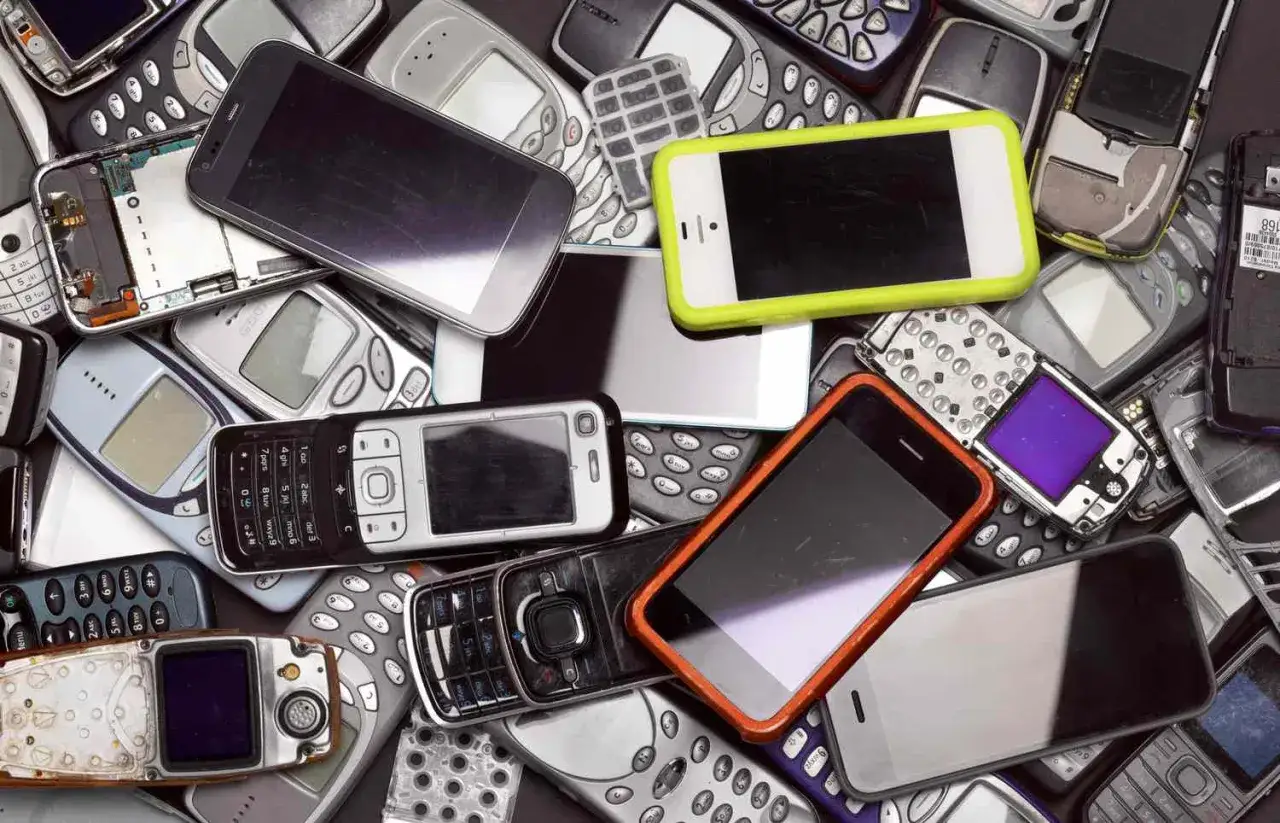 Stare telefony leżące na sobie. Zastanawiasz się, co zrobić ze starym telefonem? Recykling to dobry pomysł!