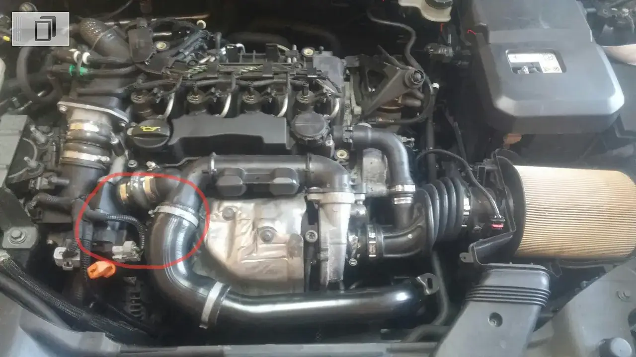 Silnik Volvo 1.6 D, z czerwonym okręgiem zaznaczającym intercooler. Opinie o tym silniku są różne, ale jego budowa jest widoczna.
