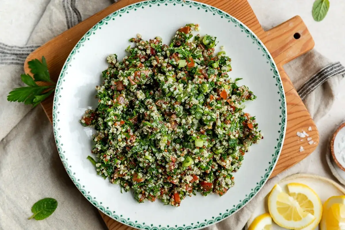 En fräsch tabbouleh utan bulgur, gjord på quinoa, persilja, tomat och lök. Perfekt som tillbehör eller lätt lunch.