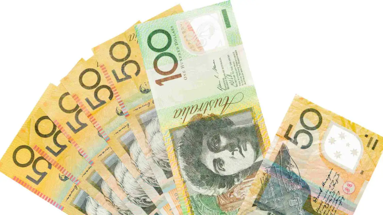 Banknoty 50 i 100 dolarów australijskich. Jaka waluta jest w Australii? Dolar australijski.