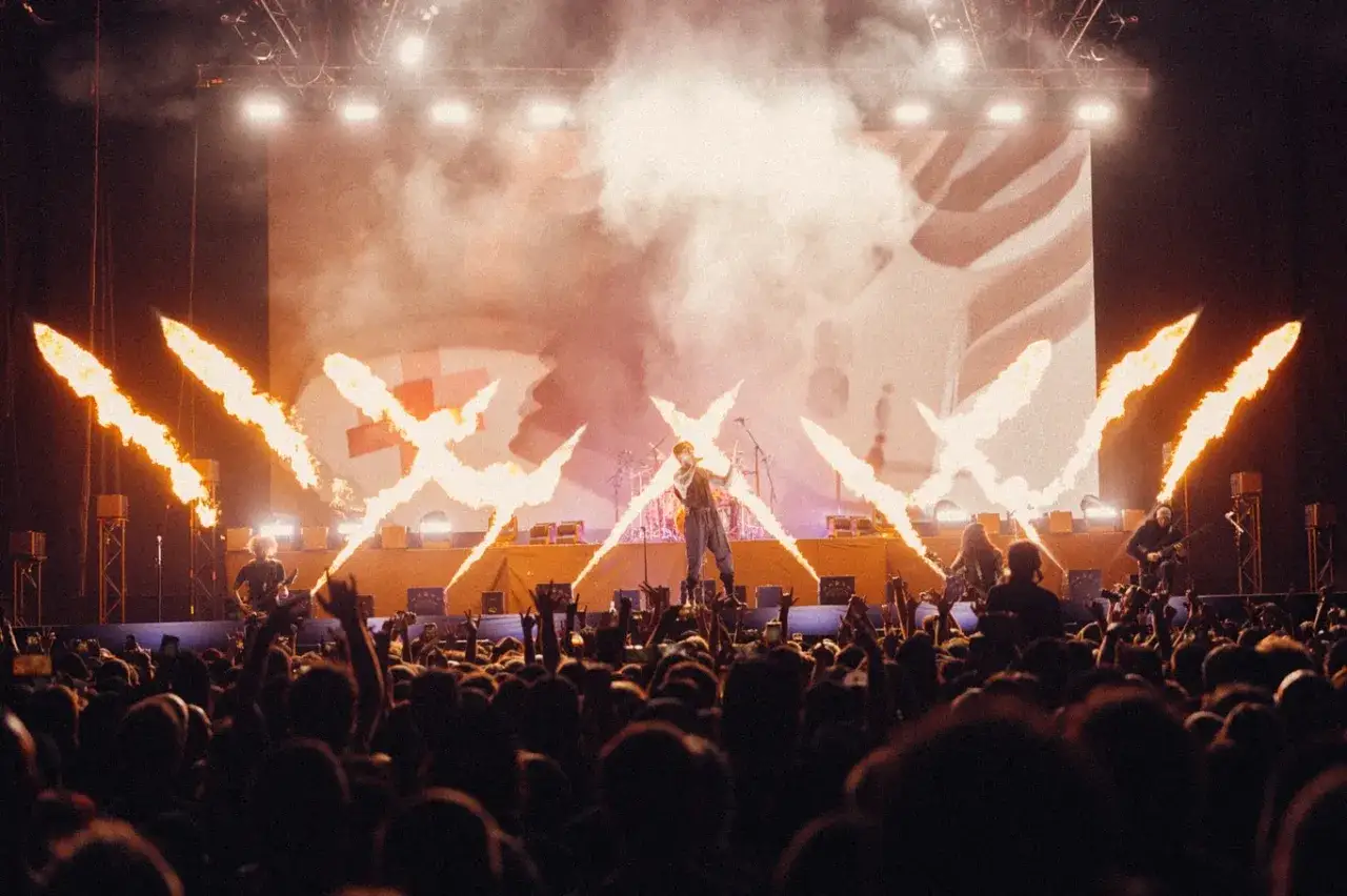 Un concert enflammé, le chanteur au centre, des flammes jaillissent, la foule en délire. Un spectacle qui donne envie de fall in reverse.