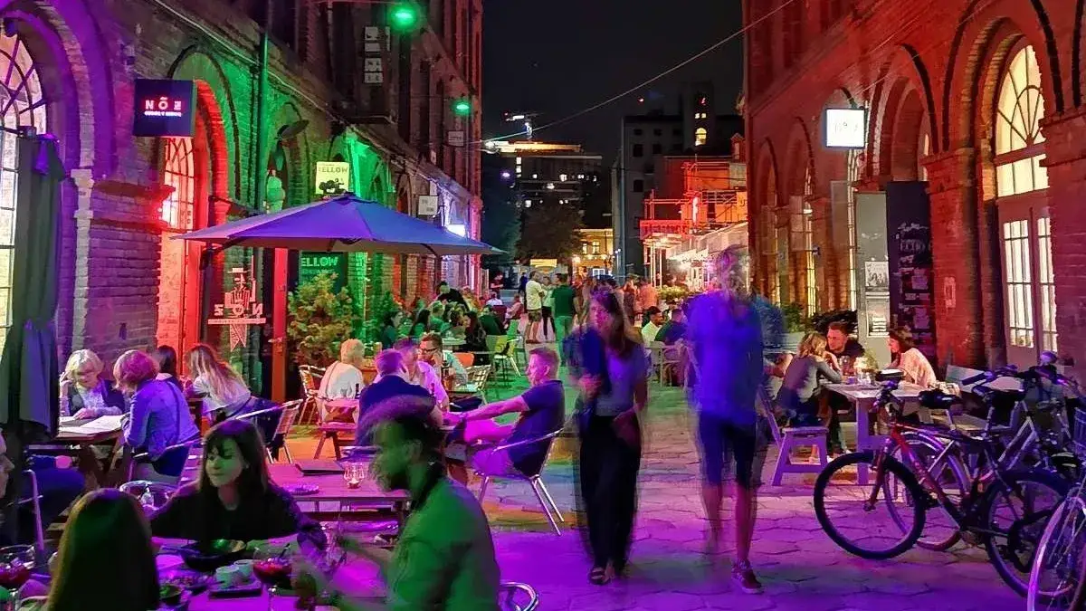 Ulica Piotrkowska Łódź wieczorem restauracje