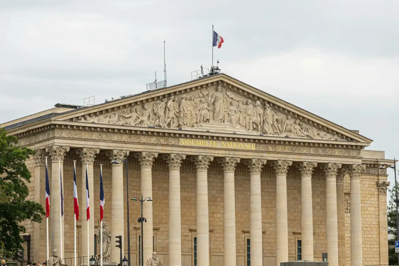 Le **Palais Bourbon**, siège de l'Assemblée Nationale, se dresse majestueusement avec ses colonnes imposantes et son fronton sculpté.