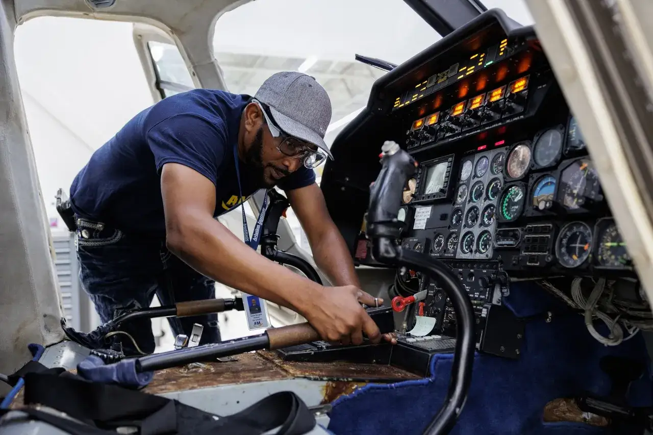 Ein Mechaniker pr&uuml;ft das Cockpit. Sorgf&auml;ltige Wartung erkl&auml;rt, warum sind Flugzeuge so sicher.