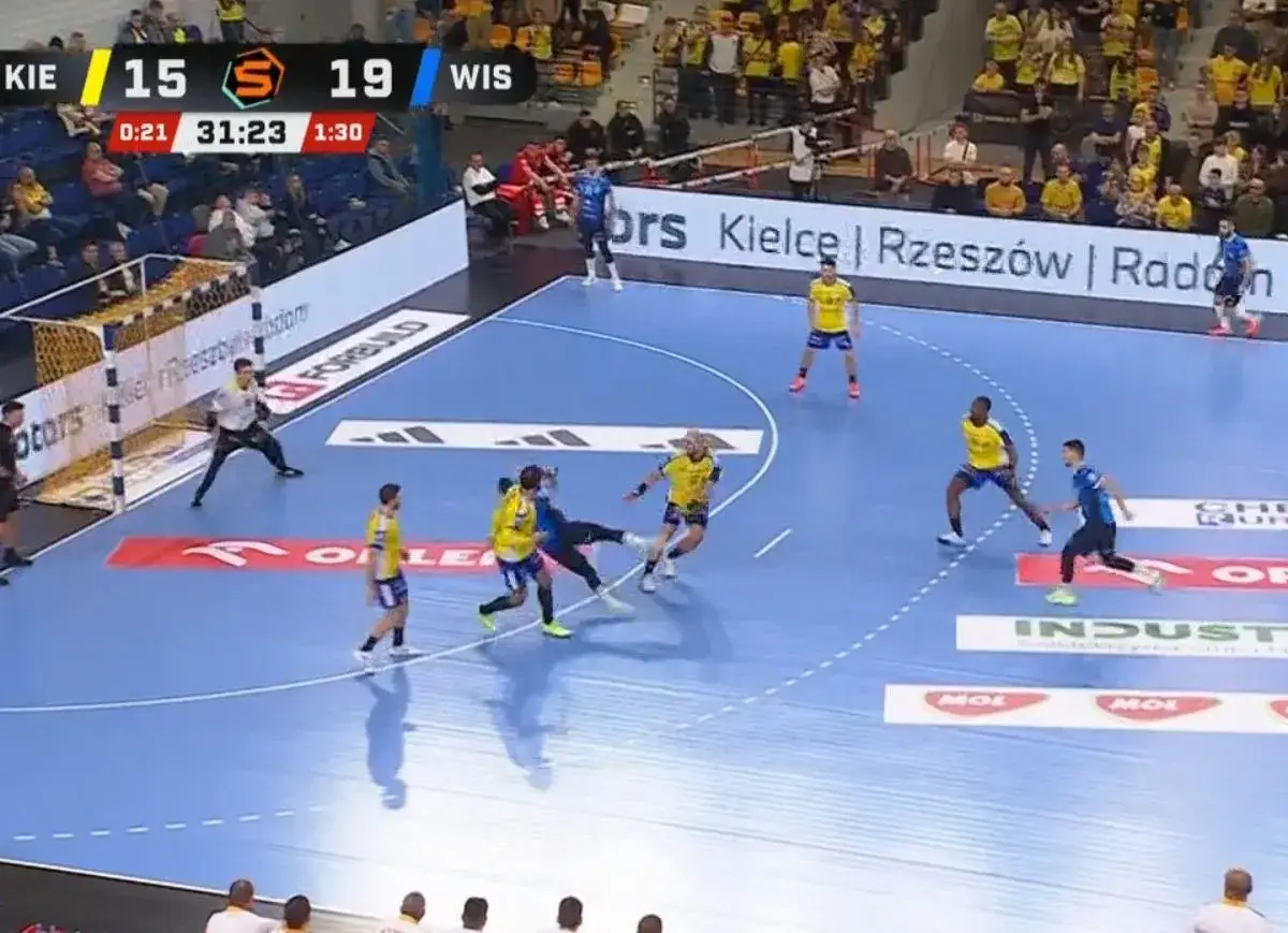 Mecz piłki ręcznej: Vive Kielce kontra Wisła Płock. Zawodnicy w żółtych i niebieskich strojach walczą o piłkę na boisku.