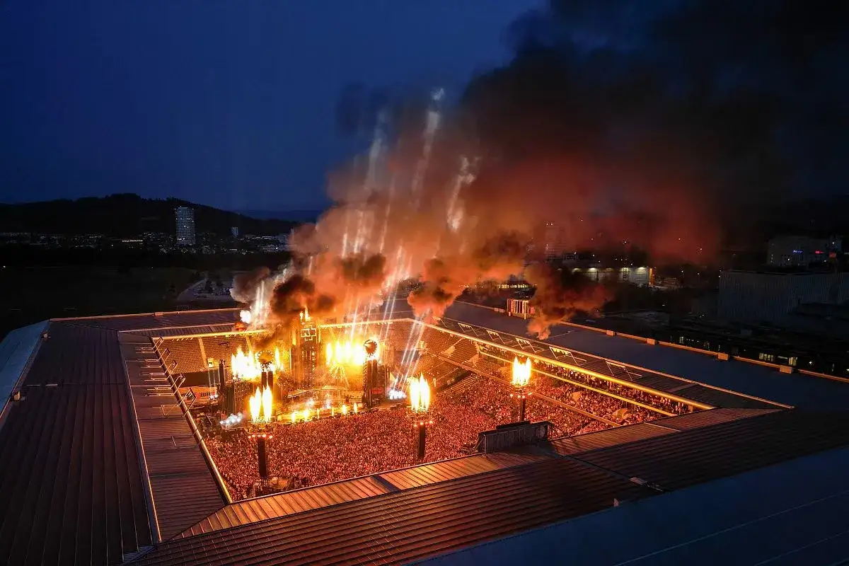 Spektakularne **Rammstein koncerty 2026** w ogniu i dymie. Stadion wypełniony fanami, scena w płomieniach.