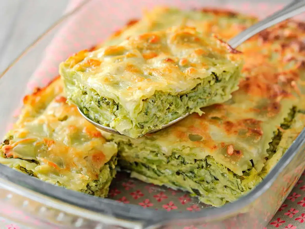 Un gratin de ravioles aux courgettes, dor&eacute; et fondant, pr&ecirc;t &agrave; &ecirc;tre d&eacute;gust&eacute;.