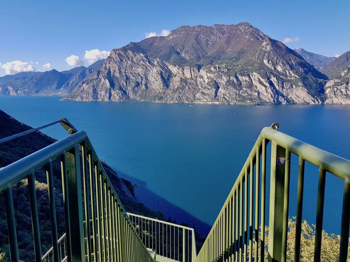 Scenari mozzafiato sul lago, un sentiero panoramico a Torbole che sembra sfidare la tempesta.