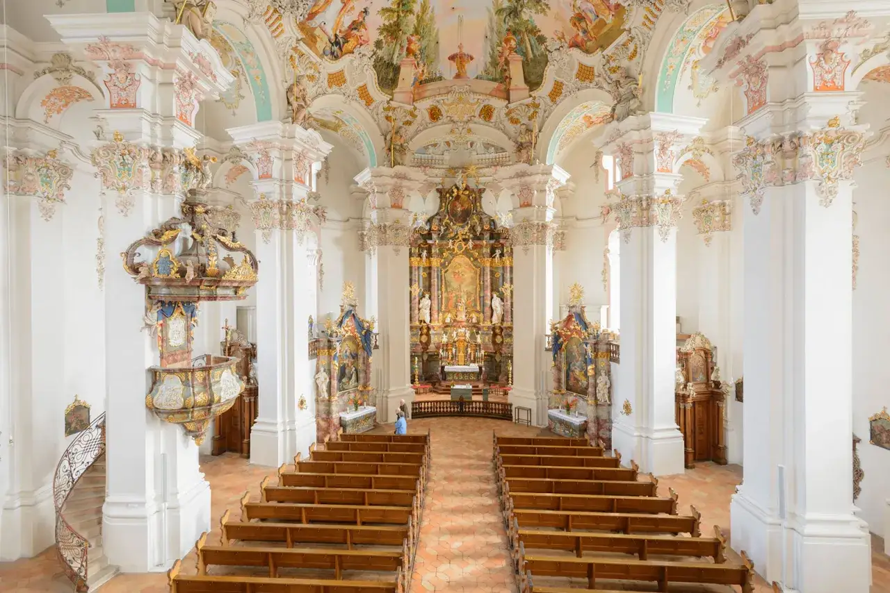 Prunkvolle Kirche mit Deckenmalerei und goldenem Altar. Ein Pilger auf dem Jakobsweg NRW findet hier Ruhe.