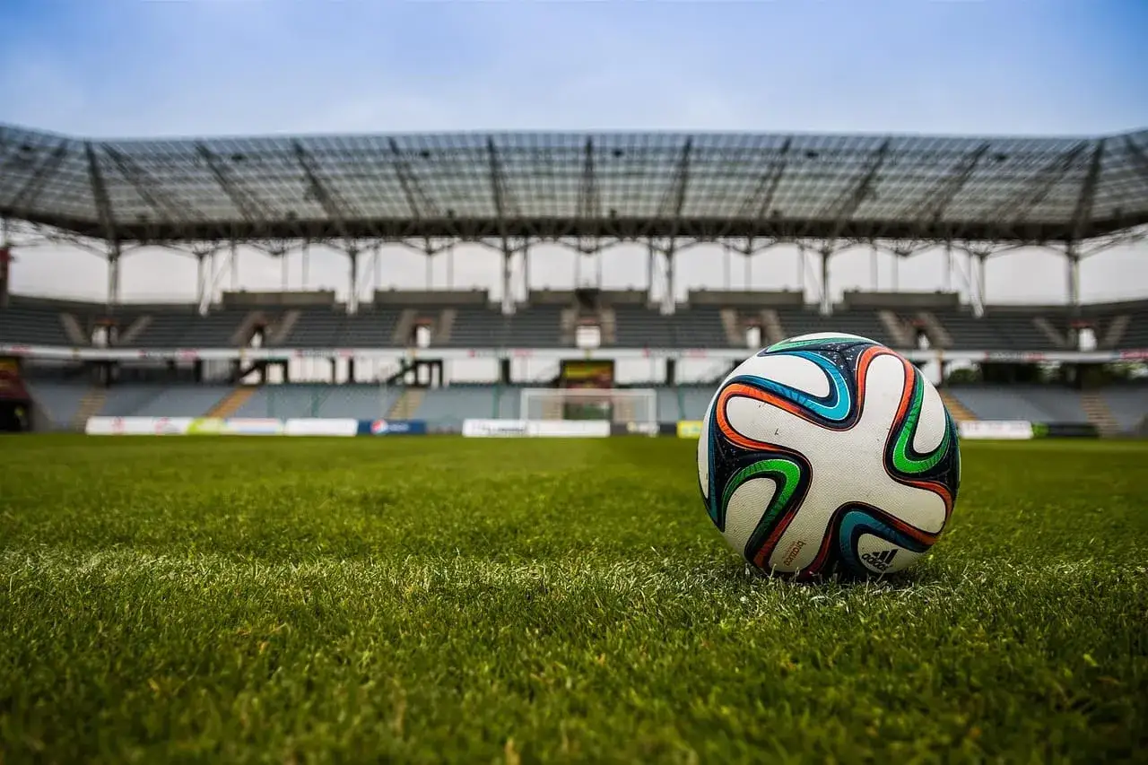 Piłka na murawie stadionu, gotowa do gry. Czekamy na emocjonujące liga hiszpańska wyniki!