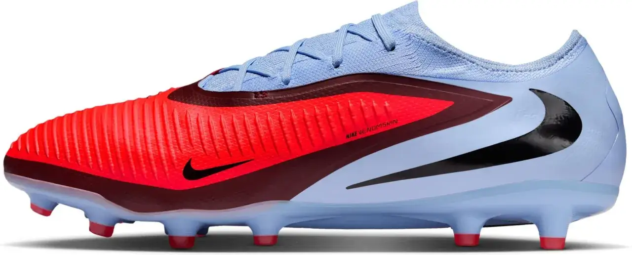 Jasne, oto propozycja:
Piłkarskie buty Nike w jaskrawych kolorach, idealne na jakie korki na orlik.