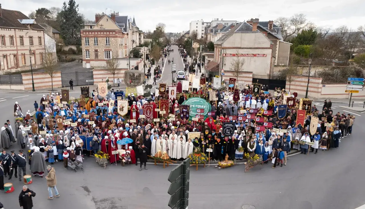 Grande procession à Pernay, capitale du Champagne, pour la fête de la saint Vincent. Des confréries défilent avec bannières et costumes traditionnels.