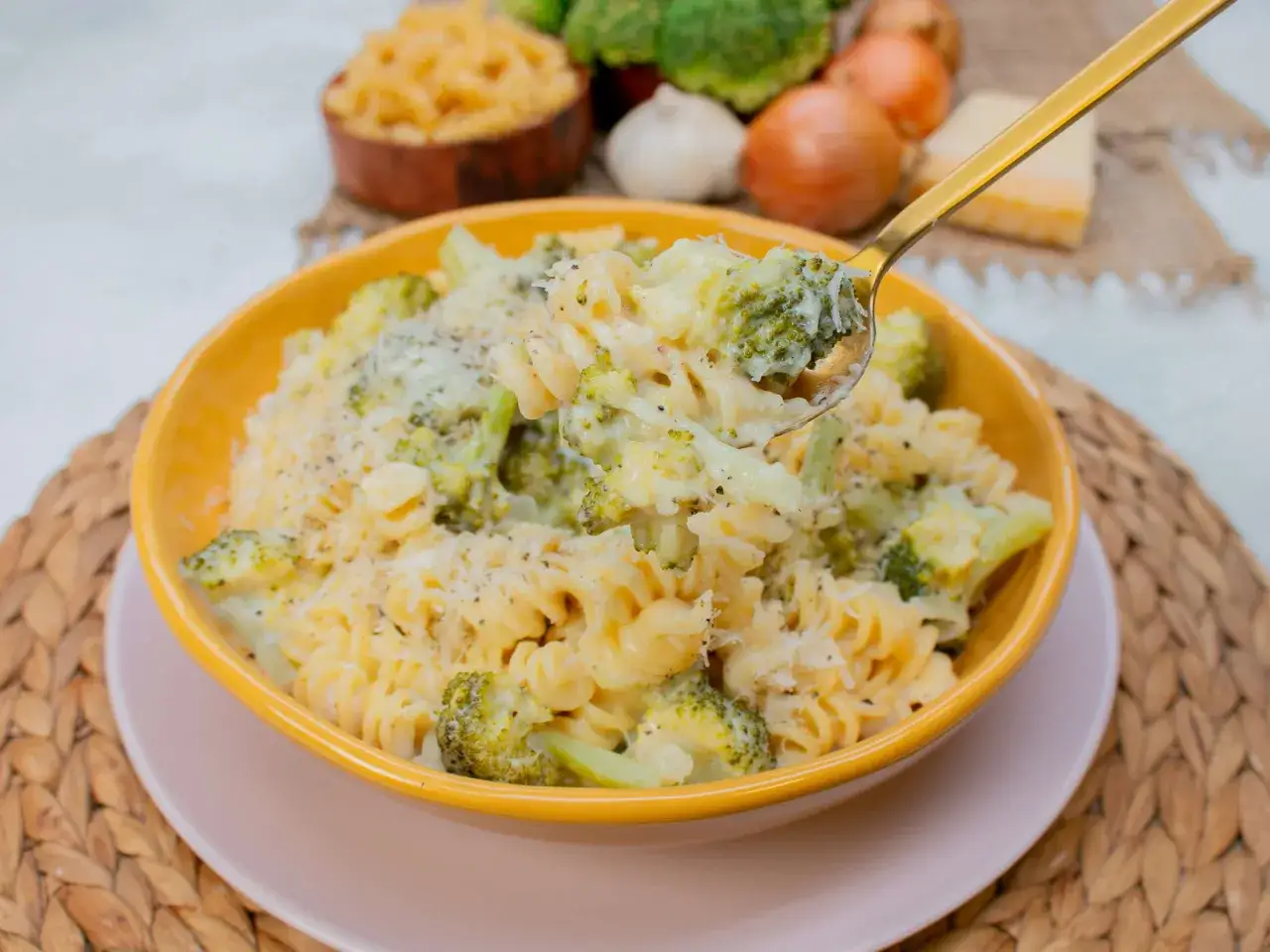Eine Schüssel Fusilli-Nudeln mit Brokkoli in cremiger Brokkoli Sahne Sauce, bestreut mit Parmesan.