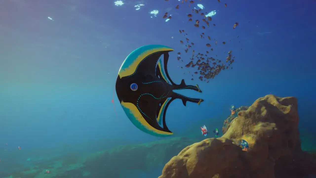 Podwodny świat z gry Subnautica 3. Ogromna, futurystyczna ryba z niebiesko-żółtymi akcentami płynie obok ławicy mniejszych stworzeń.