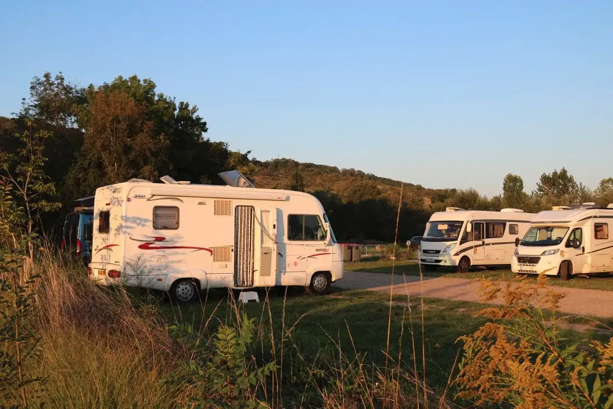 Des camping-cars stationnés dans un décor verdoyant, profitant du calme des boucles de la Seine.