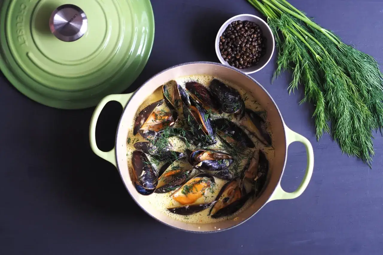 En gryta med krämiga musslor, dill och kapris. Ett enkelt och gott musslor recept.
