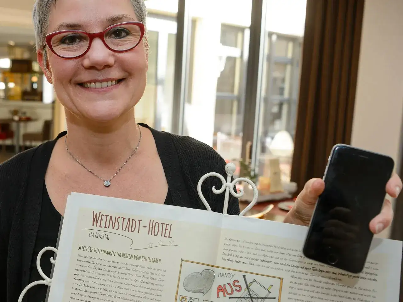 Person sucht Hotel auf Smartphone mit Karte