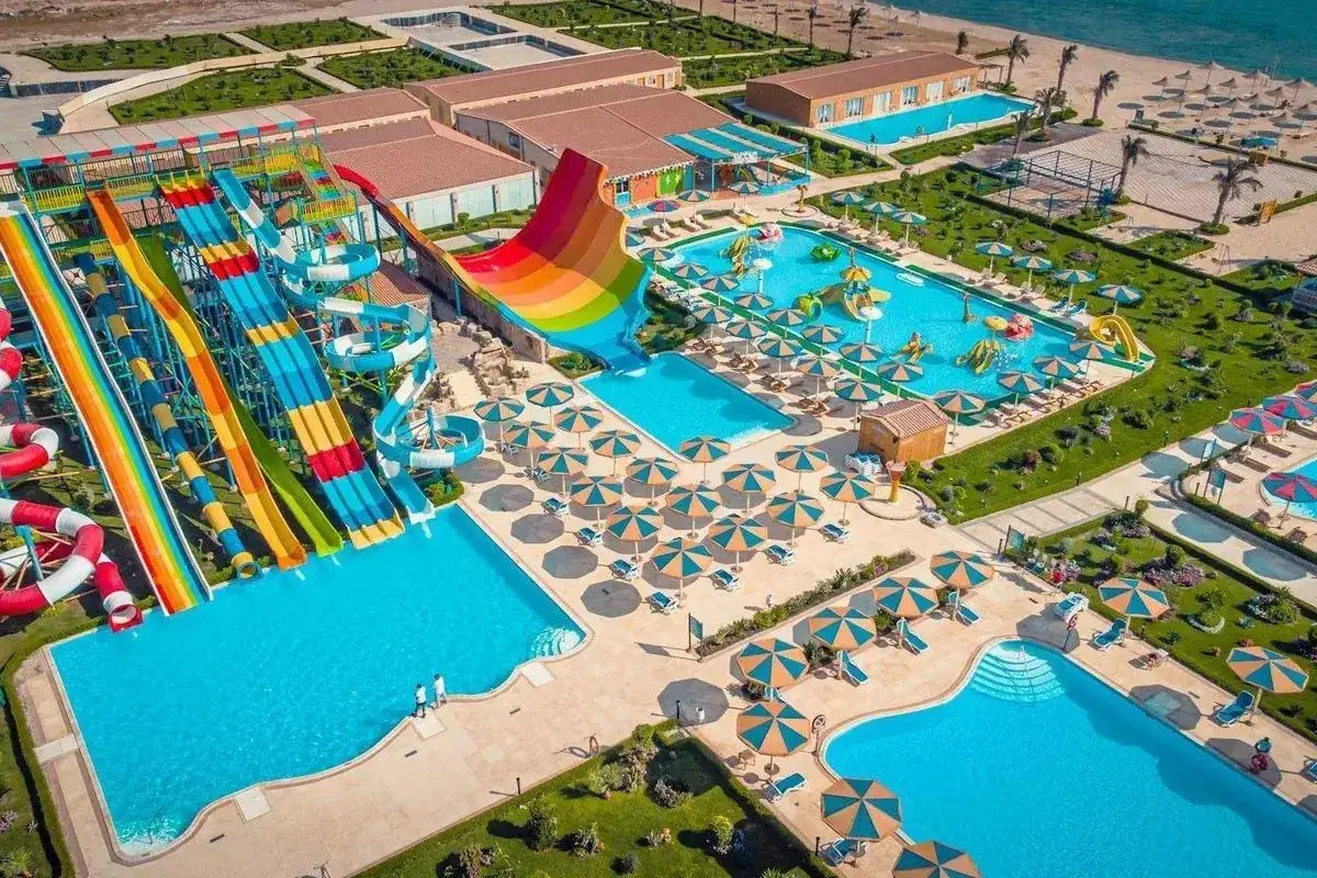 Wspaniały aquapark z tęczowymi zjeżdżalniami i basenami, idealne miejsce, gdzie na all inclusive w maju.
