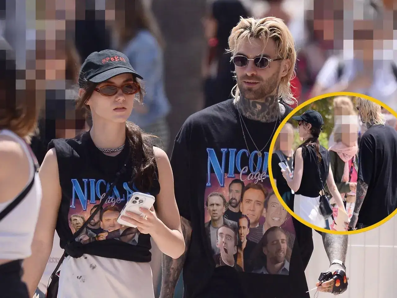 Martyna Byczkowska i jej partner, ubrani w koszulki z Nicolasem Cage'em, spacerują ulicą.