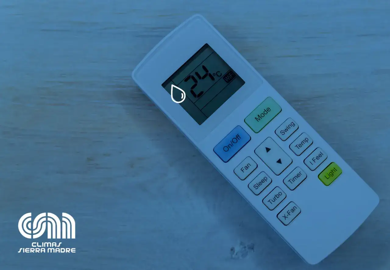Mando a distancia de aire acondicionado con el s&iacute;mbolo de deshumidificador activo.