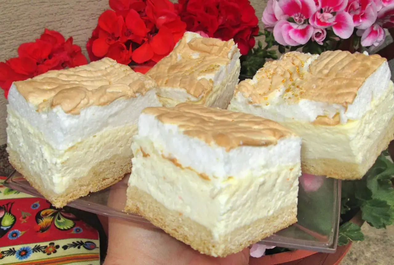 Sernik z rosą z wiaderka na dużą blachę, puszysty i pyszny, z bezą i owocami w tle.