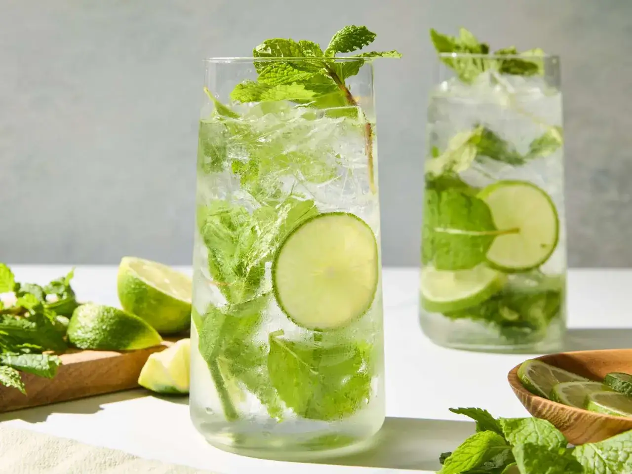 Orzeźwiający mojito drink ze spritem, z lodem, miętą i plasterkami limonki. Idealny na upalne dni.