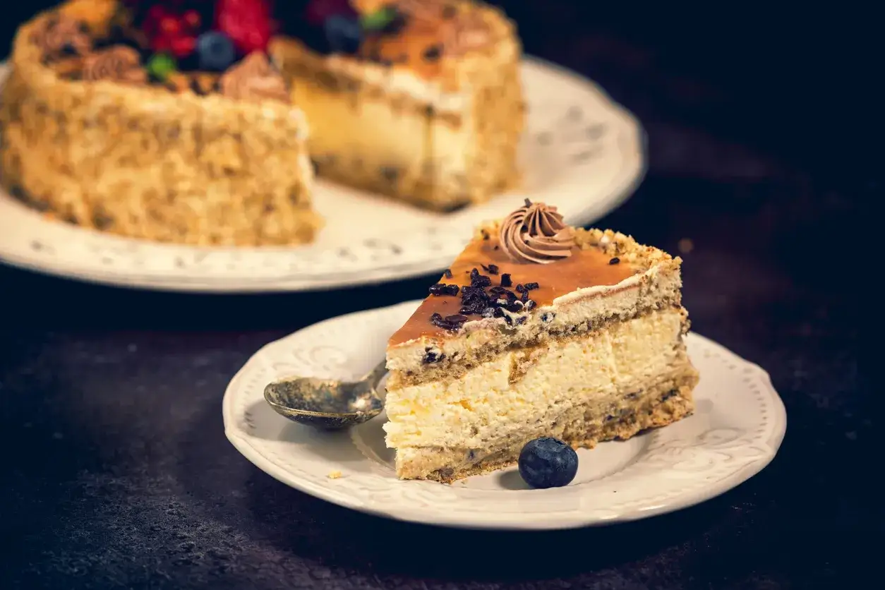 Pyszne ciasto z chałwą i serkiem mascarpone, udekorowane owocami i czekoladą. Idealne na deser.