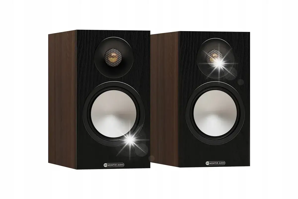 Para głośników Monitor Audio RX8 w drewnianej okleinie, z czarnym frontem i srebrnymi membranami.