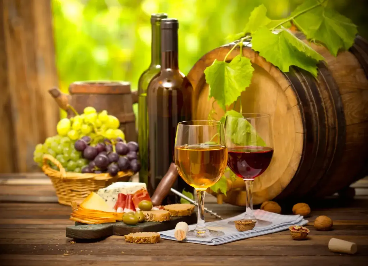 Wino, ser, winogrona i beczka – idealne smaki, co przywieźć z Francji do jedzenia.