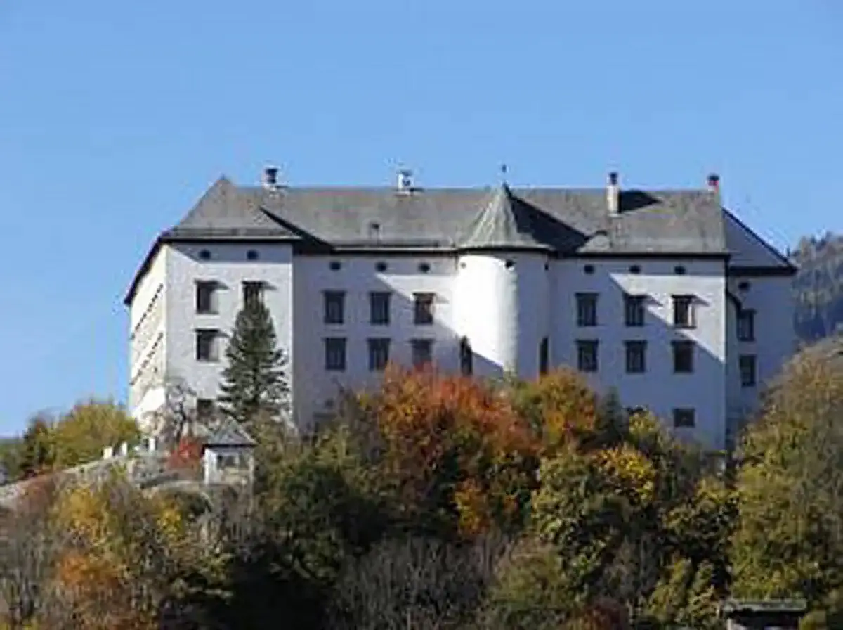 Schloss Schwarzenberg, ein imposantes Geb&auml;ude, thront auf einem H&uuml;gel, umgeben von herbstlichem Laub. Die Schwarzenberg Familie hat hier eine lange Geschichte.