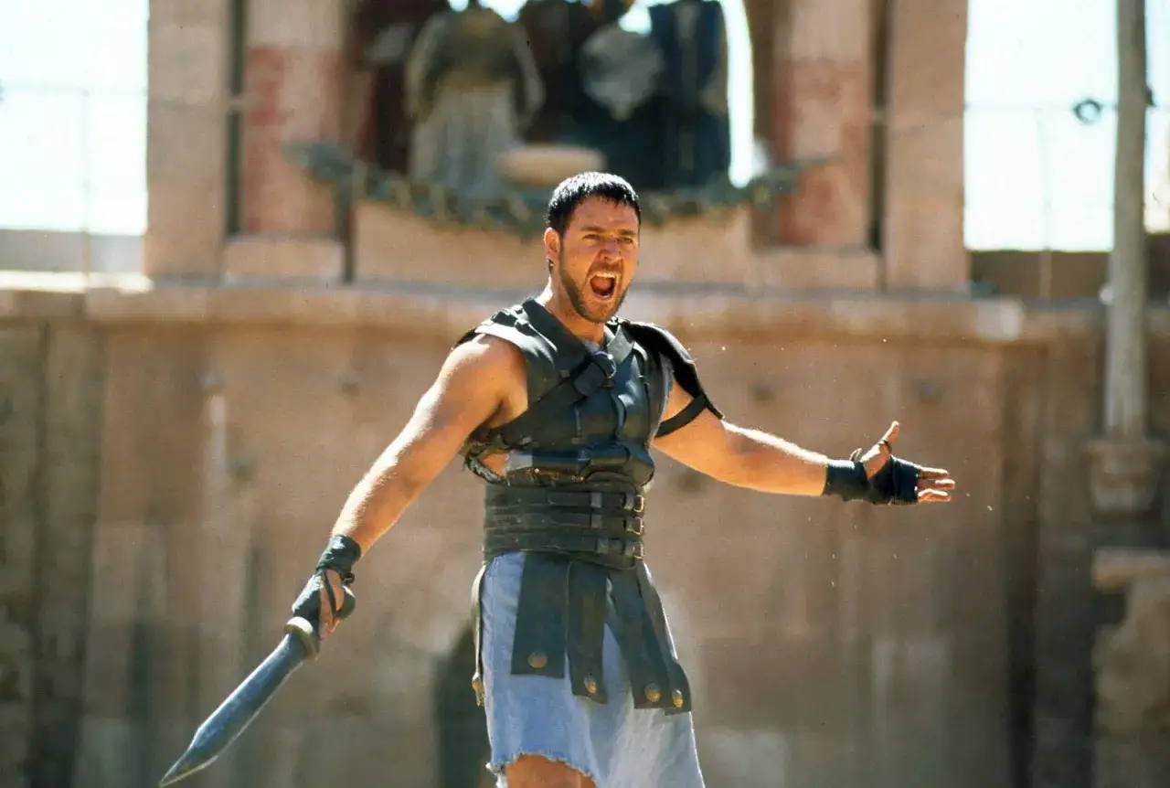 Maximus, il gladiatore, urla in arena. Le recensioni del film lo celebrano per la sua intensità.