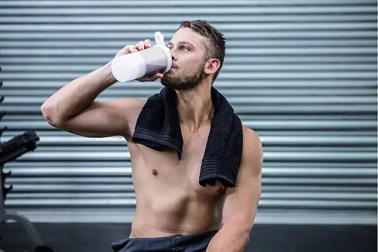 sportowiec pije shake po treningu