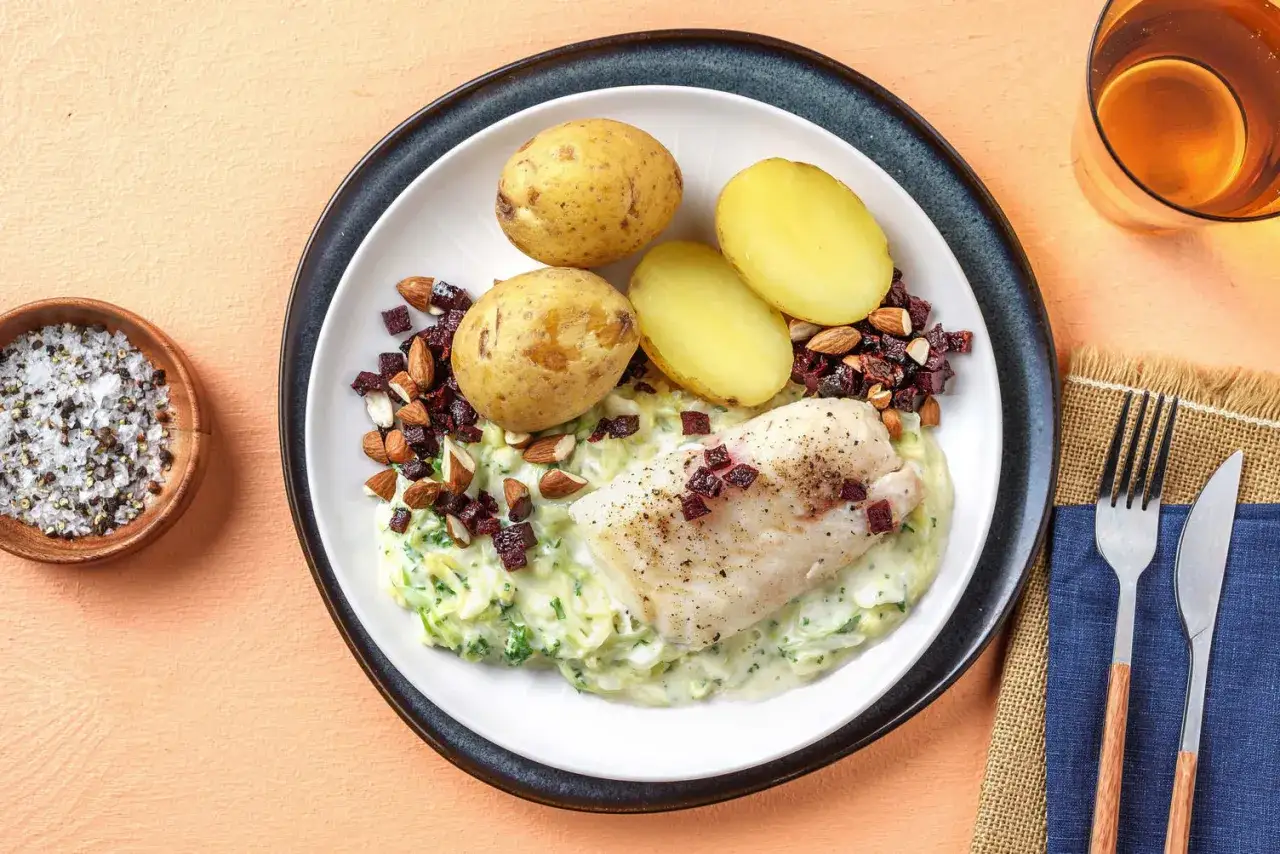 Rimmad torsk med krämig grönsakssås, kokt potatis, nötter och rödbetor. En härlig och smakrik måltid.