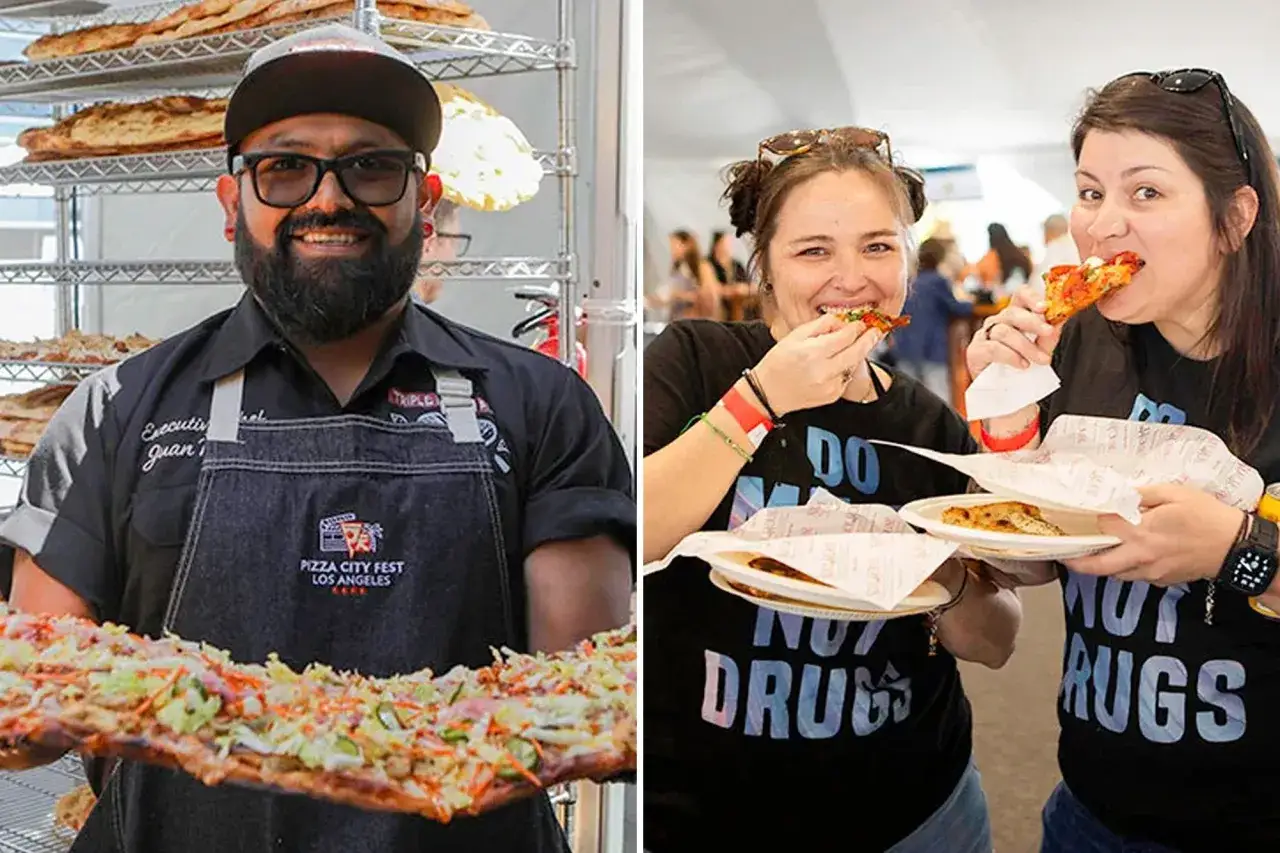 Uśmiechnięty kucharz prezentuje długą pizzę na festiwalu pizzy. Obok dwie kobiety delektują się kawałkami pizzy.
