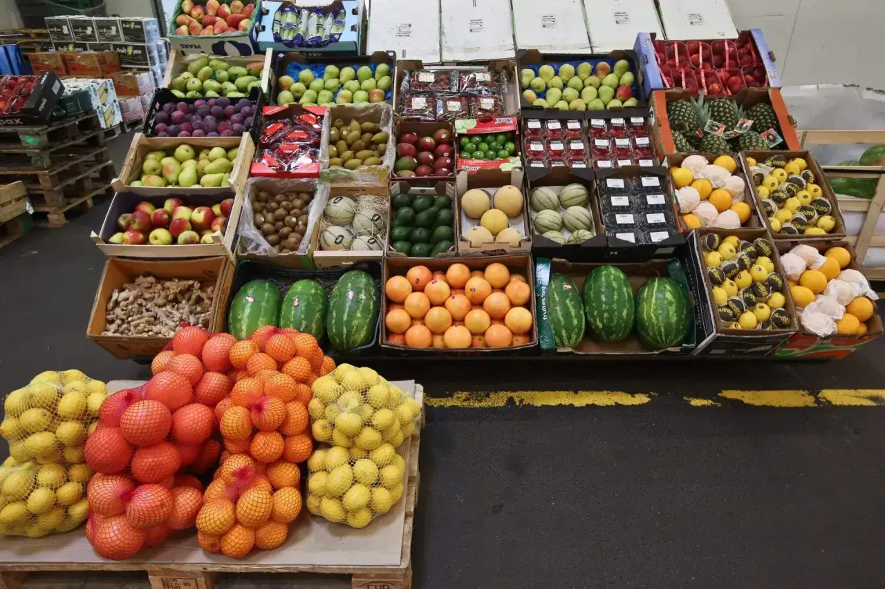 Aktualne ceny warzyw i owoców Bronisze: arbuzy, pomarańcze, cytryny, melony, awokado, kiwi, jabłka, śliwki, gruszki, ananasy.