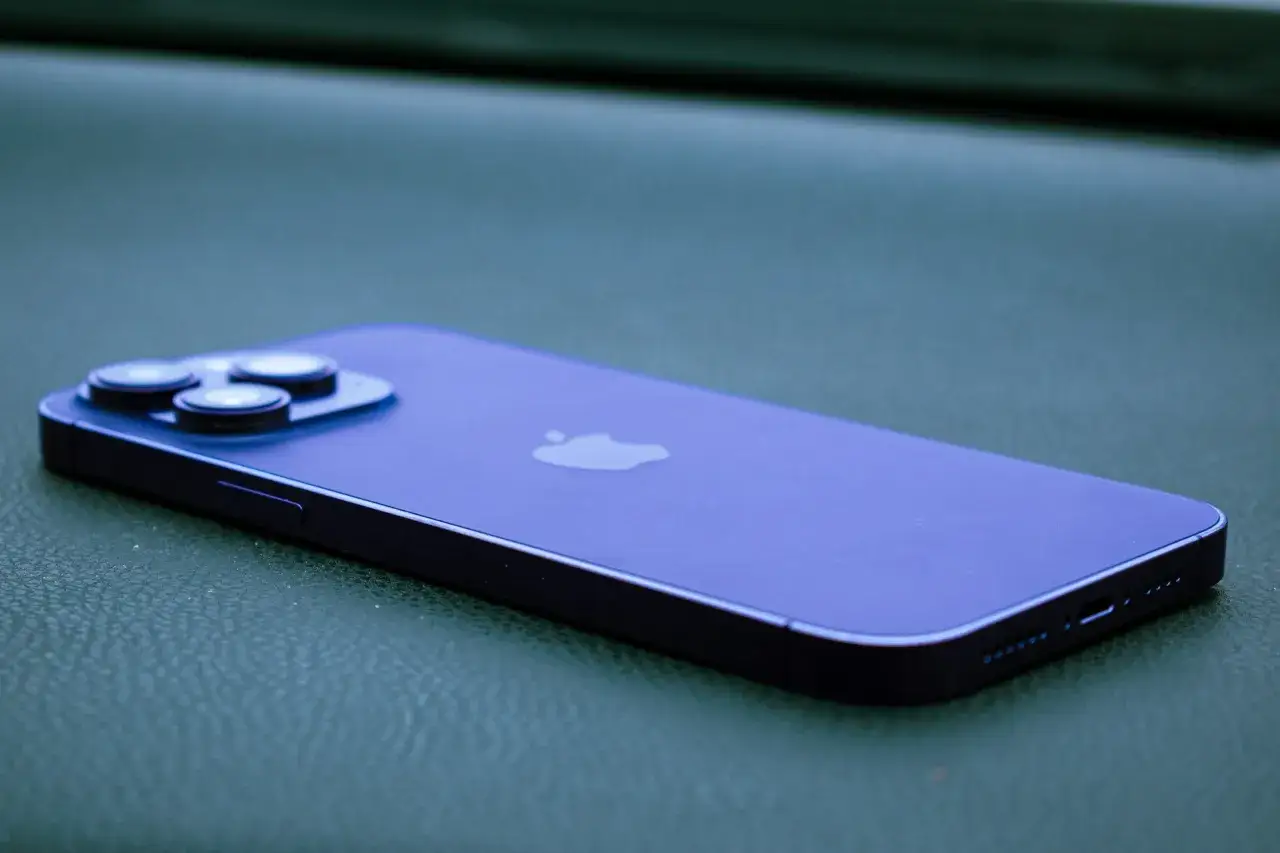 Un iPhone bleu avec triple appareil photo. Il est possible d'utiliser deux cartes SIM, mais dual SIM c'est quoi ? C'est la possibilité d'avoir deux numéros sur un seul téléphone.
