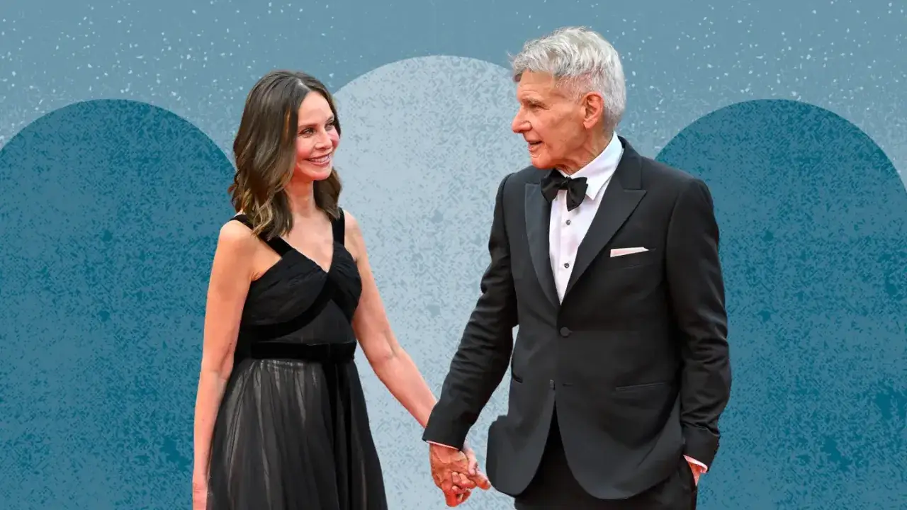 Harrison Ford i Calista Flockhart trzymają się za ręce, uśmiechając się do siebie. Ich związek to przykład, że różnica wieku w związku nie jest przeszkodą.