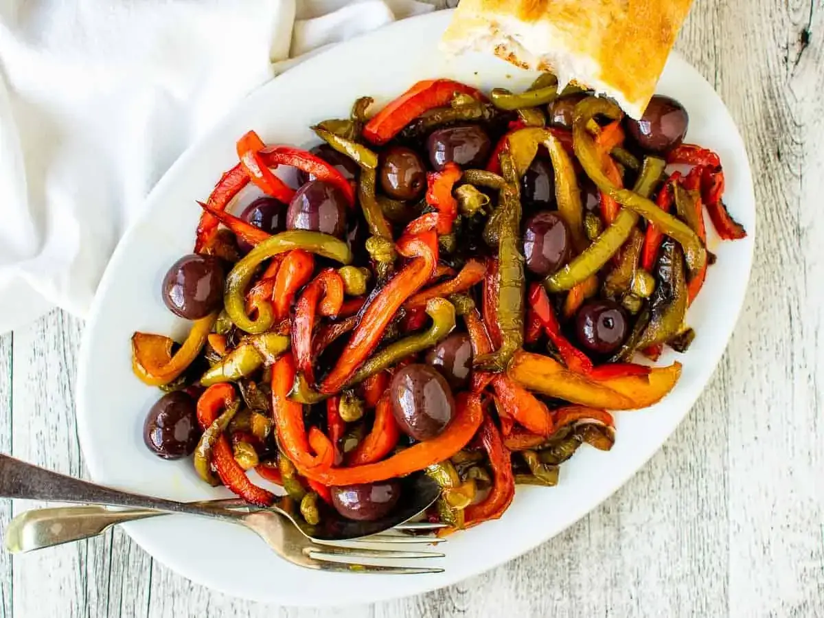 Pikantne peperoncino co to? Danie z papryki i oliwek, podane z chlebem.