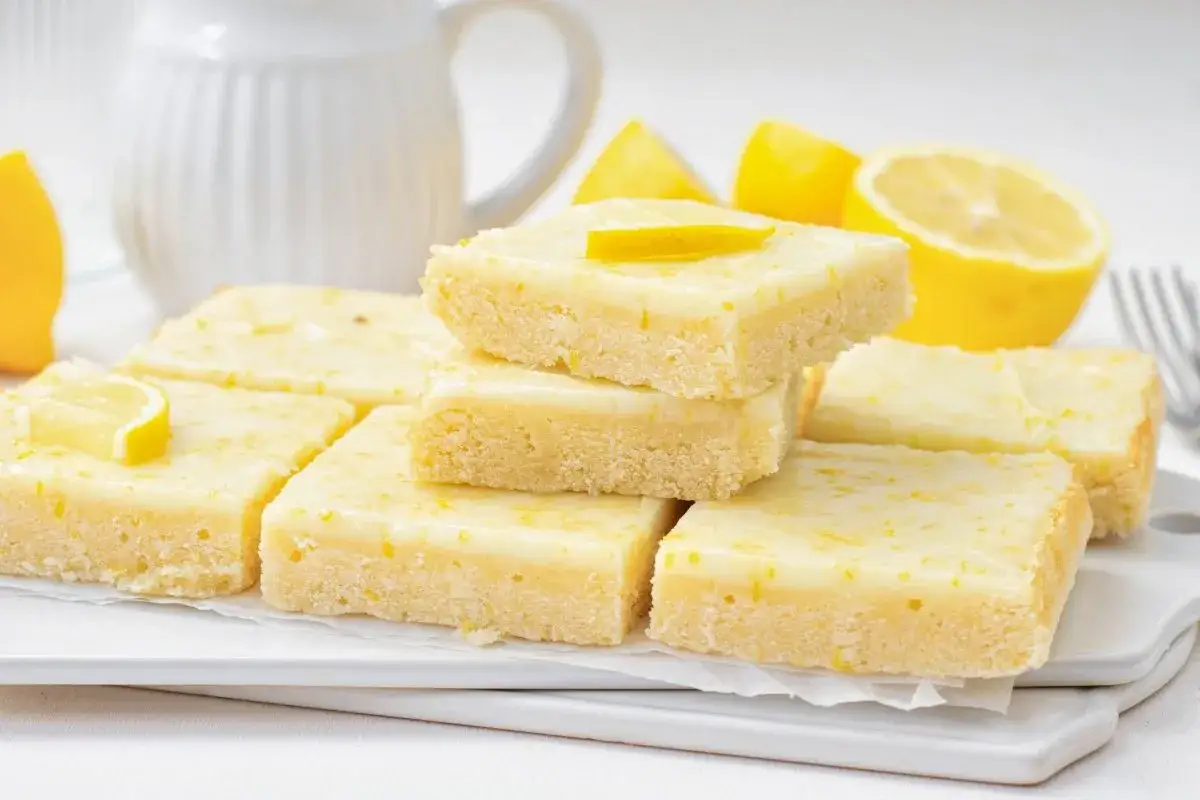 Deliciosos brownie de limón, con glaseado brillante y trozos de limón fresco.