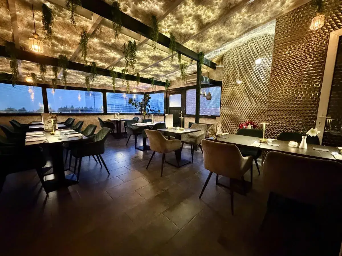Gem&uuml;tliches Restaurant mit stilvoller Einrichtung, das an 