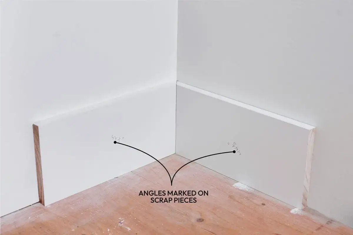 Angoli segnati su pezzi di scarto per mostrare come tagliare battiscopa in PVC.