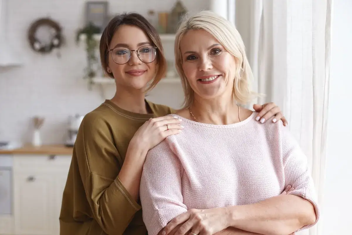 Uśmiechnięta mama i córka, symbol miłości i wsparcia. Piękne życzenia dla dorosłych dzieci płyną z serca.